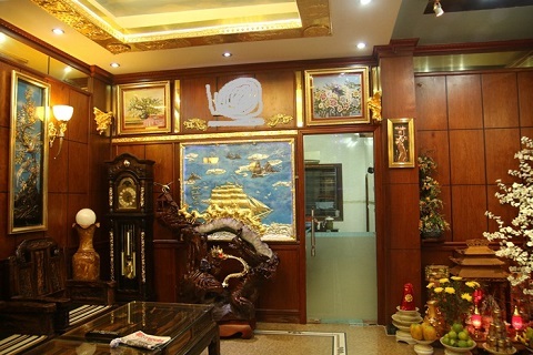 Những lâu đài nguy nga, phủ vàng của đại gia Hà Nội - 5 Căn phòng khách được mạ vàng khắp trần nhà và các vật dụng được phủ vàng