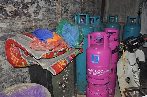 Triệt phá kho chứa hàng nghìn bình gas lậu ở Mỹ Đình - 1 Kho chứa bình gas lậu bị phát hiện