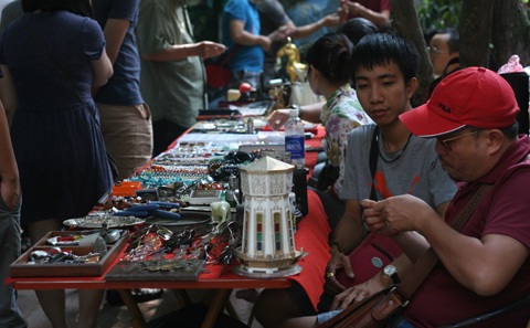 Kỳ lạ phiên chợ đồ cổ giữa trung tâm Hà Nội - 1 Kỳ lạ phiên chợ đồ cổ giữa trung tâm Hà Nội