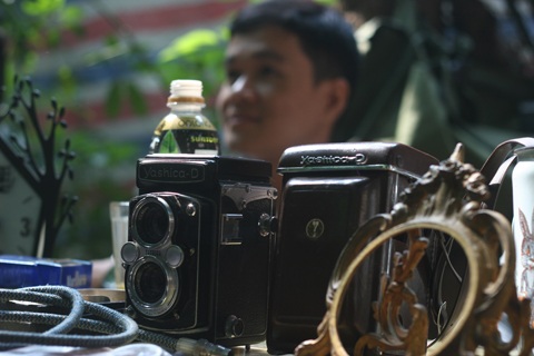 Kỳ lạ phiên chợ đồ cổ giữa trung tâm Hà Nội - 13 Những chiếc máy ảnh từ thời cổ