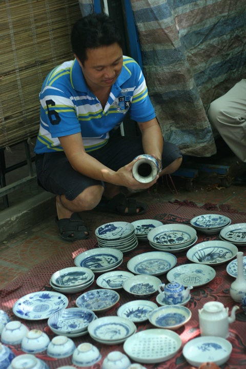 Kỳ lạ phiên chợ đồ cổ giữa trung tâm Hà Nội - 15 Các loại bát sành, sứ có niên đại lâu đời