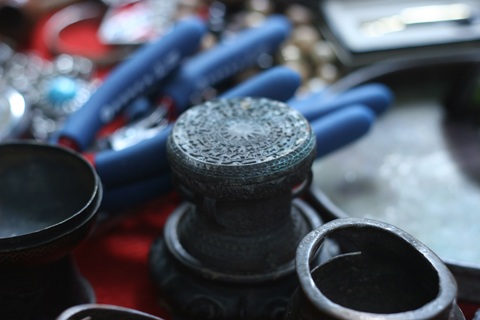 Kỳ lạ phiên chợ đồ cổ giữa trung tâm Hà Nội - 18 Bộ lư đồng có khắc họa tiết giống trống đồng của người Việt cổ