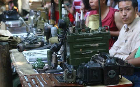 Kỳ lạ phiên chợ đồ cổ giữa trung tâm Hà Nội - 2 Kỳ lạ phiên chợ đồ cổ giữa trung tâm Hà Nội