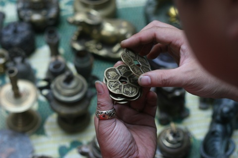 Kỳ lạ phiên chợ đồ cổ giữa trung tâm Hà Nội - 19 Bộ lư đồng có khắc họa tiết giống trống đồng của người Việt cổ