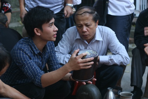 Kỳ lạ phiên chợ đồ cổ giữa trung tâm Hà Nội - 3 Kỳ lạ phiên chợ đồ cổ giữa trung tâm Hà Nội