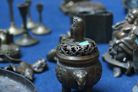 Kỳ lạ phiên chợ đồ cổ giữa trung tâm Hà Nội - 5 Những đồ vật cũ kỹ, cổ xưa được đem ra bày bán