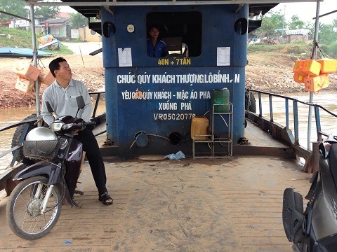 Khách lên đò không mặc áo phao theo quy định