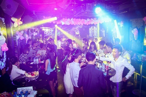 Quán bar không phép, ngang nhiên thả “bom âm thanh” hành dân "mất ăn mất ngủ" - 2 Bên trong quán bar IBIZA