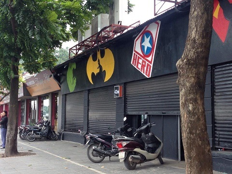 Quán bar không phép, ngang nhiên thả “bom âm thanh” hành dân "mất ăn mất ngủ" - 3 Quán bar Hero tại đường Yên Phụ cũng đang gây tiếng ồn đến các hộ dân xung quanh.