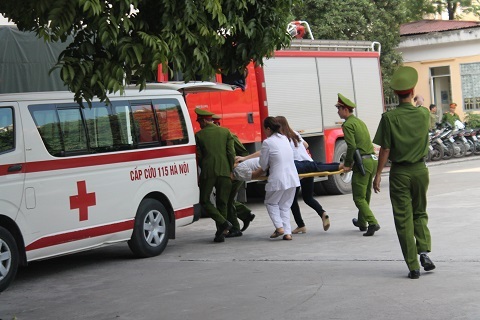 Hình ảnh sự cố bất ngờ khiến phiên phúc thẩm bầu Kiên gián đoạn - 8 Sau khi đưa bệnh nhân vào thùng, xe cấp cứu nhanh chóng chở đến bệnh viện
