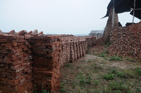 Những hàng gạch xếp bên ngoài