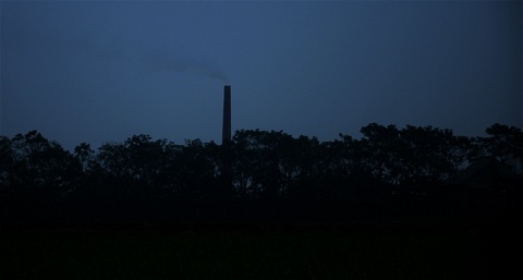 Khói bụi đêm ngày tại nhà máy gạch ít nhiều ảnh hưởng đến đời sống người dân quanh khu vực