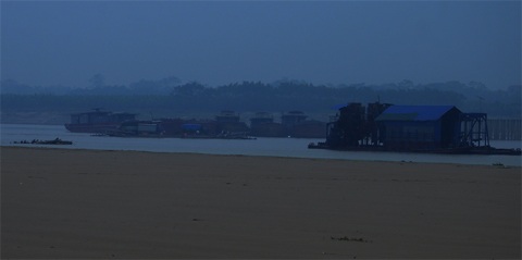 Vụ chở ô tô qua bến đò: Huyện Phúc Thọ sẽ xử cứng rắn hơn