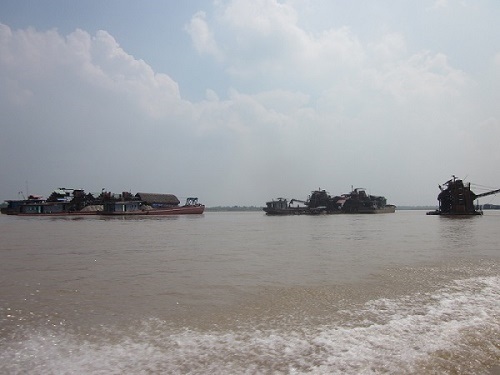 Khởi tố, truy nã trùm "cát tặc" lộng hành trên sông Hồng - 1 Hình ảnh các tàu hoạt động khai thác cát trái phép tại huyện Phúc Thọ vào thời điểm tháng 9/2014