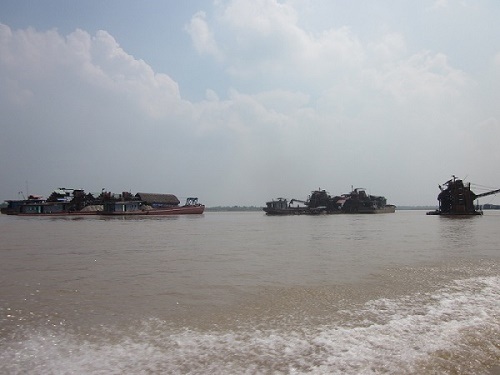Lộ diện doanh nghiệp đưa hàng chục con “quái vật” vào ăn cát sông Hồng - 1 Nạn cát tặc đã diễn ra nhiều năm tại địa bàn xã Vân Nam (Phúc Thọ, Hà Nội)