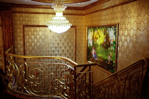 Ngắm tòa lâu đài dát vàng đẹp như cổ tích giữa Sài Gòn - 11 Những vật dụng trong nhà tắm cũng được sử dụng theo đúng gu của lâu đài châu Âu cổ điển