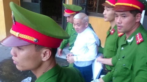Phúc thẩm “bầu” Kiên: Được giảm nhẹ hay y án sơ thẩm - 1 Bầu: Kiên được dẫn giải ra xe sau khi phiên tòa phúc thẩm ngày đầu tiên kết thúc (Ảnh: Lê Tú)