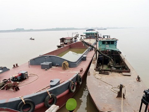 Cát tặc lợi dụng giáp ranh giữa khu vực sông Phúc Thọ và Vĩnh Phúc để khai thác cát trái phép
