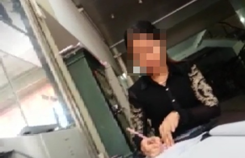 Bài 2: Chiêu trò bán hàng không hóa đơn: Thuế của nhà nước “bốc hơi”! - 1 Chủ kinh doanh tôn đang viết hóa đơn giấy trắng cho khách hàng