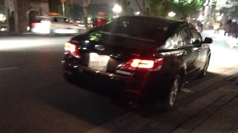 Một chiếc xe Camry 2.4 sang trọng có hoạt động dịch vụ Uber tại Hà Nội