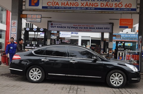 Tài xế thích thú được tự bơm xăng khi mua