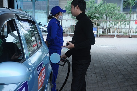 Trong số các khách hàng thích tự bơm xăng, dầu, tài xế lái Taxi chiếm số lượng lớn