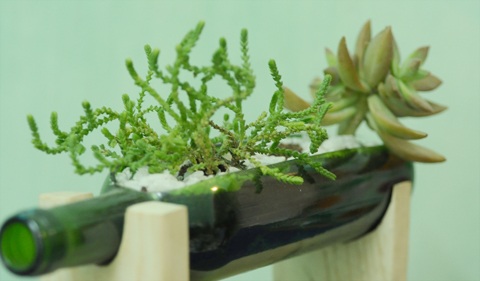 Nghề độc: “Phù phép” chai lọ phế liệu kiếm hàng chục triệu mỗi tháng - 9 Các khách hàng thường đặt làm bình hoa từ những chai, lọ phế liệu