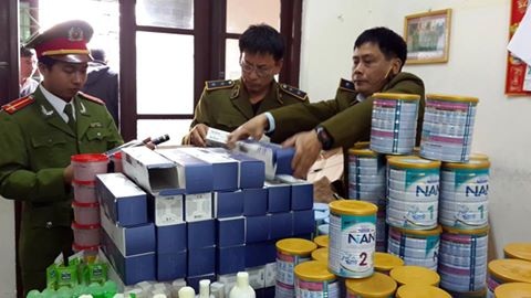 Giáp Tết, hàng lậu ồ ạt tuồn về Thủ đô - 1 Số hàng lậu phát hiện trên xe tải