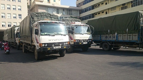 Hàng chục tấn hàng lậu "tới tấp" đổ về Hà Nội tiêu thụ - 1 Loạt xe tải chở hàng lậu bị bắt giữ