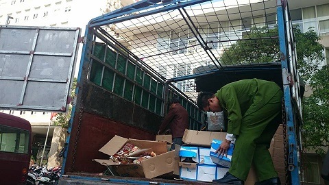 Hàng chục tấn hàng lậu "tới tấp" đổ về Hà Nội tiêu thụ - 2 Lực lượng chức năng kiểm tra số hàng lậu trên xe