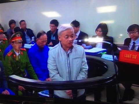 Bị cáo Nguyễn Đức Kiên: “Vợ tôi không liên quan gì” - 1 Nguyễn Đức Kiên trong phiên tòa chiều ngày 2/12