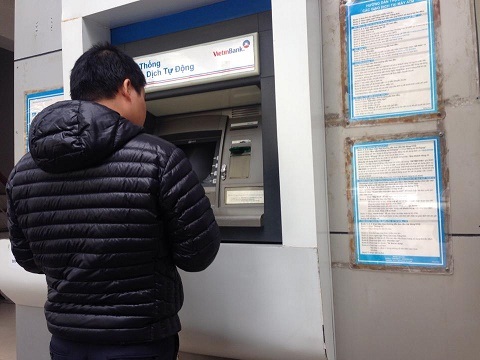 Xử phạt ATM hết tiền: "Người dân không báo thì làm sao biết để phạt" - 4 Sau đó, nhân viên của ngân hàng đã ra khắc phục sự cố ngay và cây ATM hoạt động bình thường