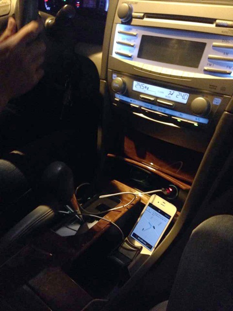 Trải nghiệm taxi Uber “sang chảnh” giá rẻ ngang xe ôm ở Hà Nội - 3 Một chiếc xe Camry động cơ 2.4 trị giá tiền tỷ hoạt động Taxi Uber