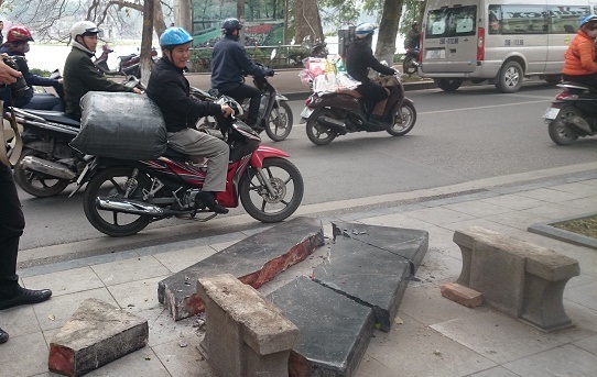 Nhà hàng sang lập bãi trông xe sai phép ngay cạnh Hồ Gươm - 5 Ghế đá từ thời Lê bị vỡ tan tành