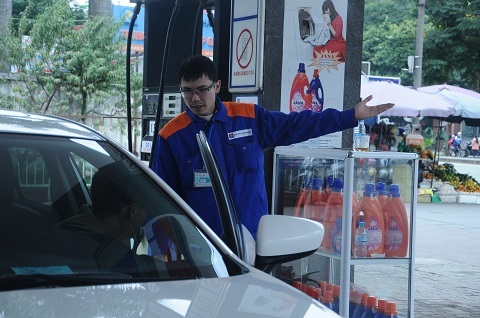 Tại mỗi cây xăng cho khách hàng tự phục vụ đều có dán bảng quy trình hướng dẫn tự bơm 