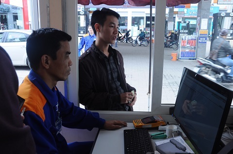 Tại mỗi cây xăng cho khách hàng tự phục vụ đều có dán bảng quy trình hướng dẫn tự bơm 