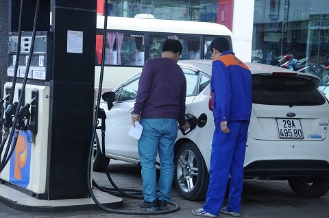 Khách hàng lần đầu bơm còn lúng túng sẽ được nhân viên cây xăng hỗ trợ