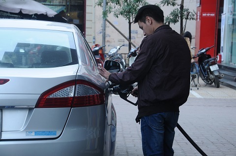 Sau đó, khách hàng tự ra rút vòi để tự bơm vào phương tiện của mình