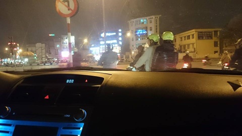 Trải nghiệm taxi Uber “sang chảnh” giá rẻ ngang xe ôm ở Hà Nội - 4 Một chiếc xe Camry động cơ 2.4 trị giá tiền tỷ hoạt động Taxi Uber