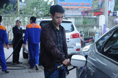 Khách hàng lần đầu bơm còn lúng túng sẽ được nhân viên cây xăng hỗ trợ