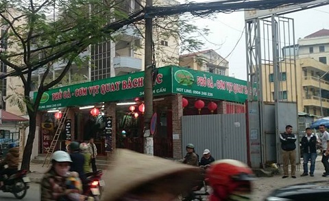 Dẹp không xuể những khu "đất vàng dự án" thành hàng quán kinh doanh trái phép - 1 Nhà hàng mọc lên tại khu đất vàng dự án ở phường Liễu Giai (Ba Đình, Hà Nội).