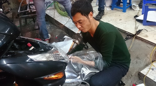 Gần Tết, thợ tân trang xe SH "hốt" bạc không ngớt tay - 10 Đèn khò làm nóng là vật dụng không thể thiếu của các thợ làm nghề trang điểm cho xe máy