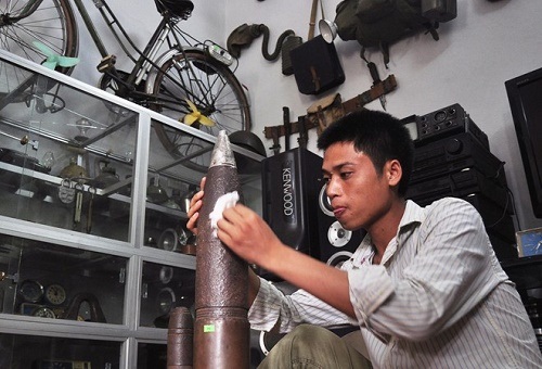 Thầy giáo tiểu học 10 năm đi sưu tập hàng nghìn kỷ vật thời chiến - 10 Một chiếc quạt ý cổ