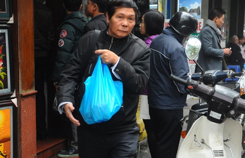 Khách hàng mua hàng chục chiếc bánh chưng để mang về ăn tết