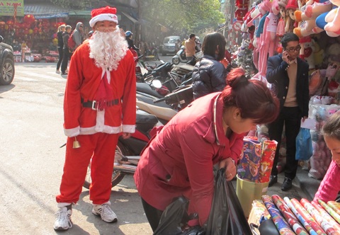 Người tuyết, ông già Noel "nhảy dù" tràn ngập phố hàng Mã - 12 Cho cả người thật mặc trang phục ông già Noel đứng trước cửa hàng để tạo không khí