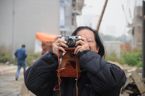 Vị khách già say mê với chiếc máy ảnh cổ