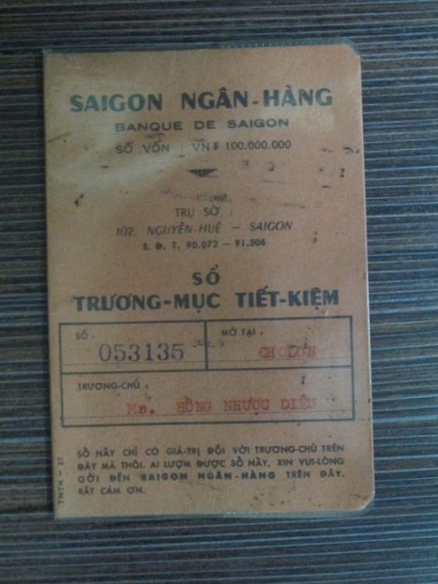 Rao bán gia sản "đại gia" thời xưa cũ với giá bèo - 3 Cuốn sổ có số tiền vốn là 100.000.000 đồng được rao bán cho dân sưu tập với giá trị 150.000 đồng