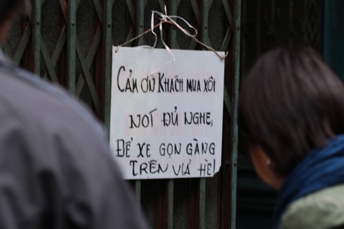 Quán xôi vỉa hè thu hàng chục triệu đồng mỗi ngày - 11 Tấm biển nhắc nhờ khách hàng khi đến mua xôi giá rẻ