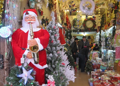Người tuyết, ông già Noel "nhảy dù" tràn ngập phố hàng Mã - 1 Người tuyết, ông già Noel nhảy dù tràn ngập phố hàng Mã