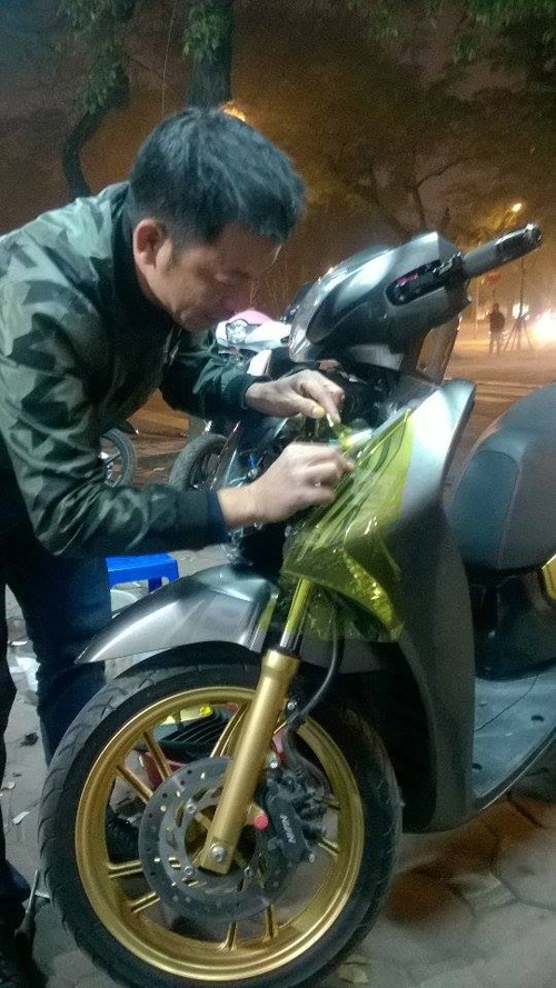 Gần Tết, thợ tân trang xe SH "hốt" bạc không ngớt tay - 12 Một số khách hàng lại thích phối thêm chút màu sắc vào xe